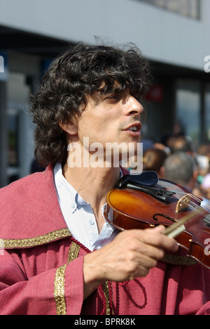 man spielt Violine an der ethnographische Feste des Heiligen Geistes / Geist auf den Azoren Stockfoto