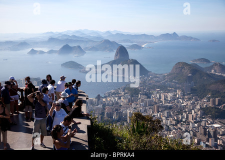 Die Aussicht vom Cristo Redentor in Rio De Janeiro, Brasilien oder Christus der Erlöser Statue auf dem Corcovado-Berg in Tijuca Nat Park. Stockfoto