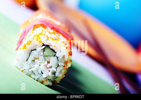 Close-up horizontale Foto der gerollte Sushi mit Reis und Gurken auf dem Tisch. Lebendige Farben und geringe Schärfentiefe für Stockfoto