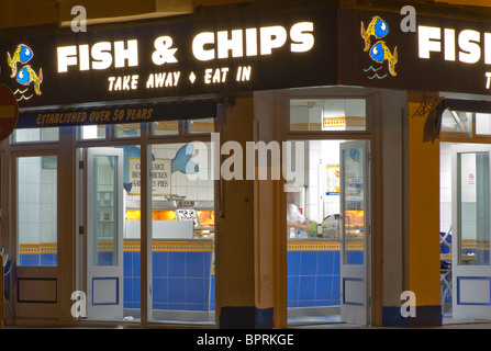 Fisch und Chips-Shop in der Nacht Stockfoto