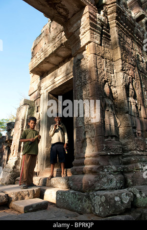 Jungen, Verkauf von Holzspielzeug in Banteay Kdei, Siem Reap, Kambodscha Stockfoto