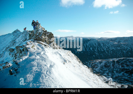 Fiel Wanderer auf Striding Edge, Lakelandpoeten, Cumbria Stockfoto