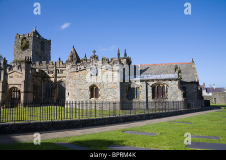 Holyhead Isle of Anglesey St Cybi-Kirche war eine römische Festung wurde dann ein Kloster gegründet von St Cybi-römischen Mauern in die Kirche Gebäude angebracht Stockfoto