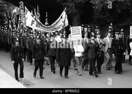 Polizeibeamte eskortieren am Sonntag, 1980. August den Nuneaton-marsch. Foto von Dave Bagnall. Stockfoto