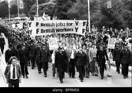 Britische Polizeibeamte eskortieren den National Front march in Nuneaton Sonntag 1980 August Foto von Dave Bagnall. Stockfoto