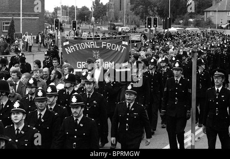 Britische Polizeibeamte eskortieren den National Front march in Nuneaton Sonntag 1980 August Foto von Dave Bagnall Stockfoto