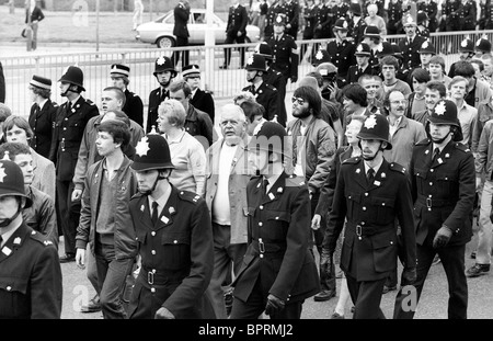 Britische Polizeibeamte eskortieren den National Front march in Nuneaton Sonntag 1980 August Foto von Dave Bagnall Stockfoto