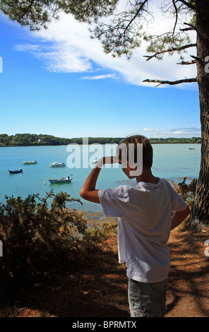 Junge betrachten der Anse de Baden, Baden, Golfe du Morbihan, Bretagne, Bretagne, Frankreich Stockfoto