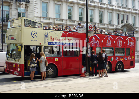 Touristen, die einen Touristenbus London verbinden Stockfoto