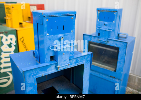 Ein paar überschüssige Zeitung Boxen besitzen menschenähnliche Ausdrücke sitzen hinter einem Gebäude in Springdale, Arkansas Stockfoto