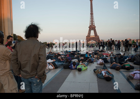 Paris, Frankreich, Anti-Homophobie Aktivisten, S.O.S Homophobie, Lay Down aus Protest gegen Todesstrafe für iranische Capital Punishment, Homosexuell Männer Problem Stockfoto