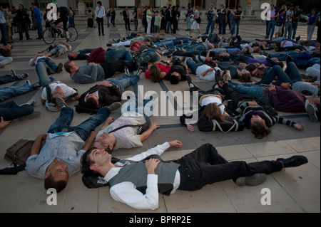 Paris, Frankreich, Anti-Homophobie-Aktivisten, SOS Homophobie, legte sich aus Protest gegen die Todesstrafe für iranische Teenager Stockfoto