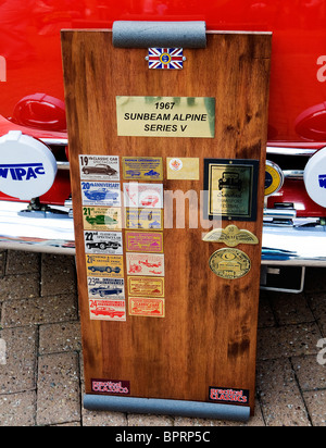 Trophäe-Board für den klassischen Sunbeam Alpine Serie V bei der Warrington Classic Car Show 2010 Stockfoto