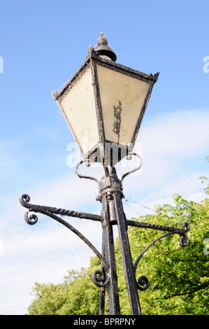 Laternenpfahl in Spinnennetz bedeckt Stockfoto