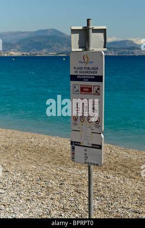 Hinweisschild an einem Strand in Antibes, Frankreich Stockfoto