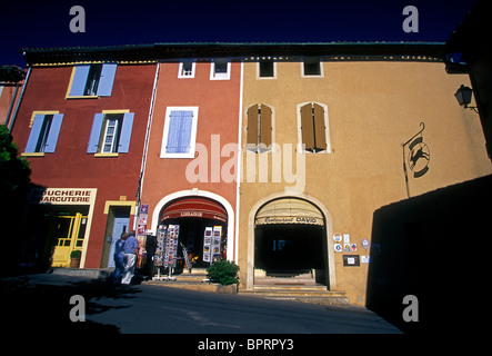 Leute, Touristen, Geschäfte, Einkaufen, Dorf Roussillon, Gordes, Vaucluse, Provence, Frankreich, Europa Stockfoto