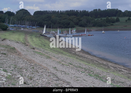 Wimbleball See zeigt einen großen Tropfen in Wasser nach einem Sommer wenig Regen. Somerset. UK Stockfoto