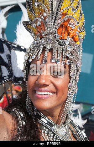 Notting Hill Karneval Parade, Porträt von einem Samba-Tänzer, London, England, Vereinigtes Königreich Stockfoto