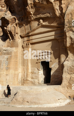 Das Grab am Eingang des Al Beidha oder Little Petra, Wadi Musa, Jordanien Stockfoto