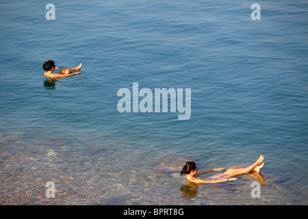 Menschen schweben im Toten Meer, Jordanien Stockfoto