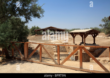 Taufstätte mit Feder und Kathedrale von Johannes dem Täufer, Jordanien Stockfoto