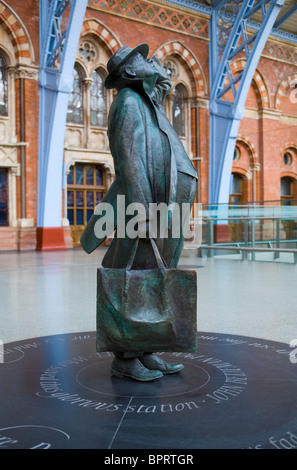 Martin Jennings Skulptur von Sir John Betjeman auf dem Zusammentreffen von St Pancras International Railway Station London UK Stockfoto