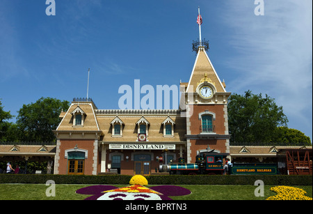 Die Disneyland Railroad Depot befindet sich vorbei an den wichtigsten Ticket-Toren mit dem Zug anreisen, Disneyland Resort Anaheim, Kalifornien Stockfoto