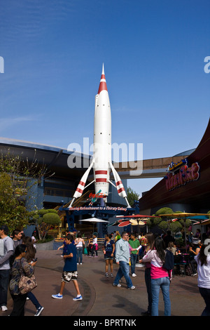 Menschenmengen spazieren Sie durch eine Rakete, Disneyland Resort Anaheim, California, Vereinigte Staaten von Amerika. Stockfoto