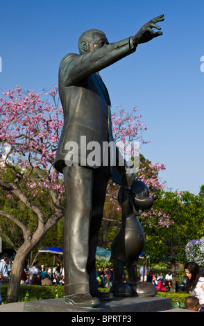 Statue von Walt Disney und Mickey Mouse, Disneyland Resort Anaheim, California, Vereinigte Staaten von Amerika. Stockfoto