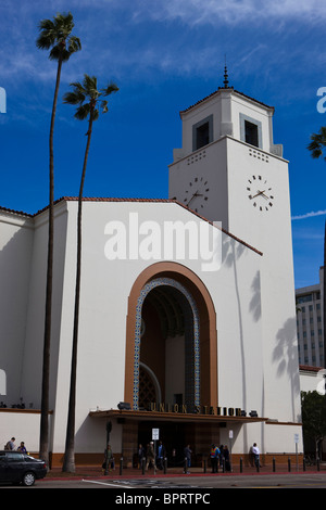 Vor dem Eingang des Los Angeles Union Station (LAUS), Downtown Los Angeles, California, Vereinigte Staaten von Amerika. Stockfoto