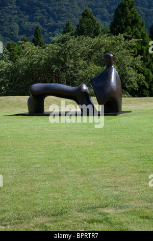 "Liegende Figur: Bogen Bein" von Henry Moore - Hakone Open Air Museum Stockfoto