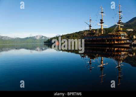 Piratenschiff auf See Ashi - einige Boote sind Full-Scale Nachbauten von Kriegsschiff Piratenschiffe Stockfoto