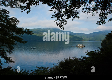 Lake Ashi oder Ashinoko See ist ein malerischer See in der Umgebung von Hakone. Der See ist bekannt für seine Ansichten von Mt. Fuji Stockfoto