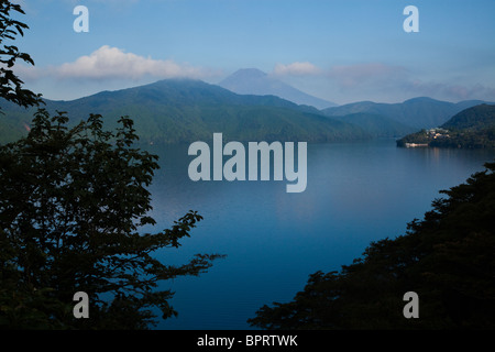 Lake Ashi oder Ashinoko See ist ein malerischer See in der Umgebung von Hakone. Der See ist bekannt für seine Ansichten von Mt. Fuji Stockfoto