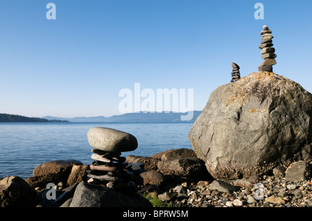 Ein Inukshuk an einem Strand Salt Spring Island in British Columbia Kanada Stockfoto