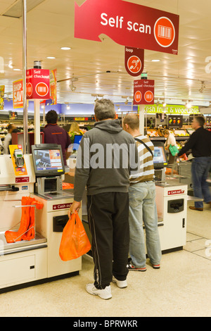 selbst Kasse, Tesco Supermarkt, Holywood, Northern Ireland, UK Stockfoto