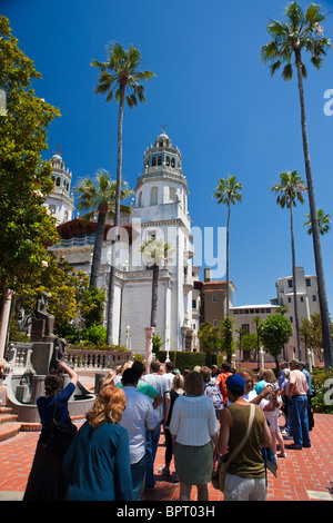 Touristen Fuß bis zum Casa Grande, Hearst Castle, California, Vereinigte Staaten von Amerika Stockfoto