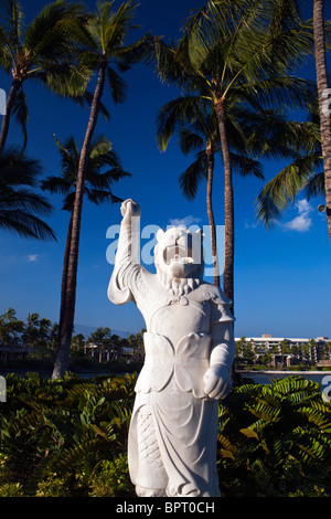 Statue in einem Garten vor Palm trees Hilton Waikoloa Village, The Big Island, Hawaii, Vereinigte Staaten von Amerika Stockfoto