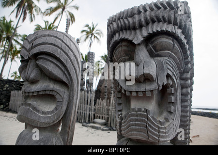 Kapu Kiâ€™ ich Holz Tiki Statue Schnitzereien aus die Ohia Baum, Pu'uhonua o Honaunau National Historical Park Stockfoto