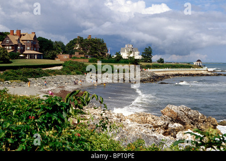 Blick von der Klippe zu Fuß Weg mit Küsten Villen und Beach, Newport, Rhode Island Stockfoto