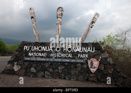 Eintritt Zeichen von Lava-Gestein mit Kapu Kiâ€™ i, Holz Tiki Statue Schnitzereien aus die Ohia Baum Stockfoto