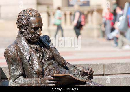 Statue von Thomas Attwood (Ökonom und starke Kämpferin für Wahlrechtsreform) gesehen in Chamberlain Quadrat, Birmingham, England. Stockfoto