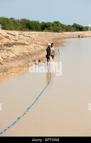 Fischer mit Netz auf dem Tonle Sap See in der Nähe von Siem Reap, Kambodscha Stockfoto