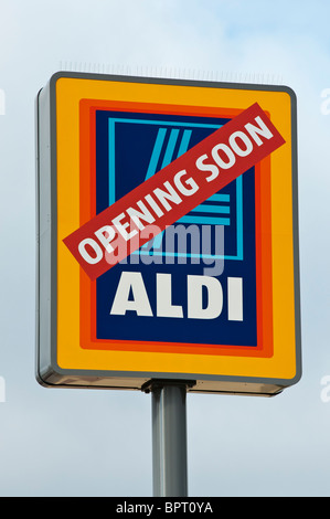 Schild, das die Eröffnung des Aldi Supermarktes ankündigt Stockfoto