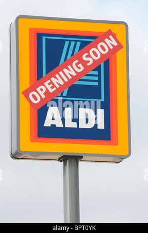 Schild, das die Eröffnung des Aldi Supermarktes ankündigt Stockfoto