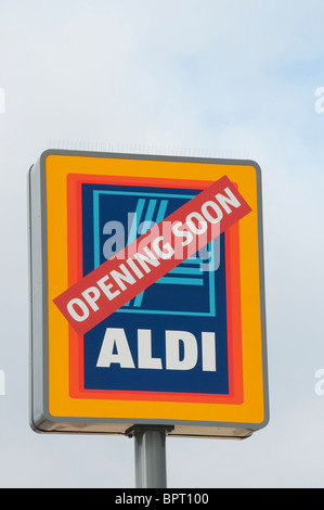 Schild, das die Eröffnung des Aldi Supermarktes ankündigt Stockfoto