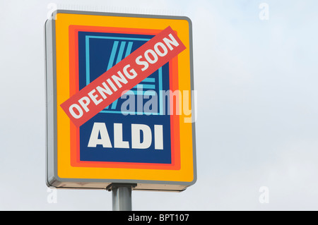 Schild, das die Eröffnung des Aldi Supermarktes ankündigt Stockfoto