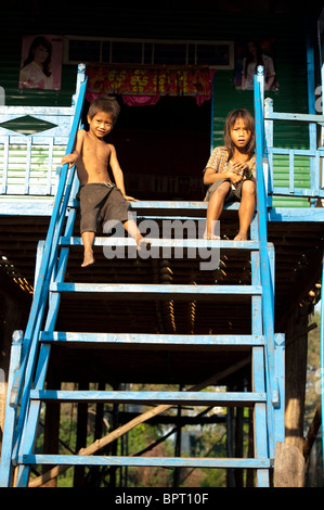 Kinder in einem gestelzt Dorf am Tonle Sap See in der Nähe von Siem Reap, Kambodscha Stockfoto