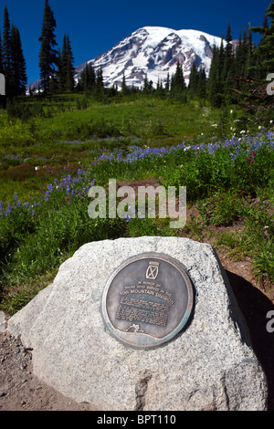 Denkmal zu Ehren derer, die in der 10th Mountain Division mit Mount Rainier im Hintergrund serviert Stockfoto