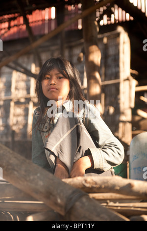 Mädchen in einem gestelzt Dorf am Tonle Sap See in der Nähe von Siem Reap, Kambodscha Stockfoto